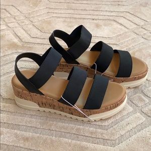 Universal Thread Platform Sandals